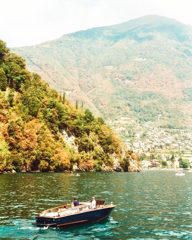 A boat on a beautiful summer day on Lake Como