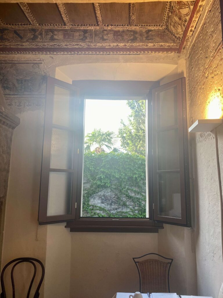 The breakfast room at Hotel Villa Cipressi Varenna 
